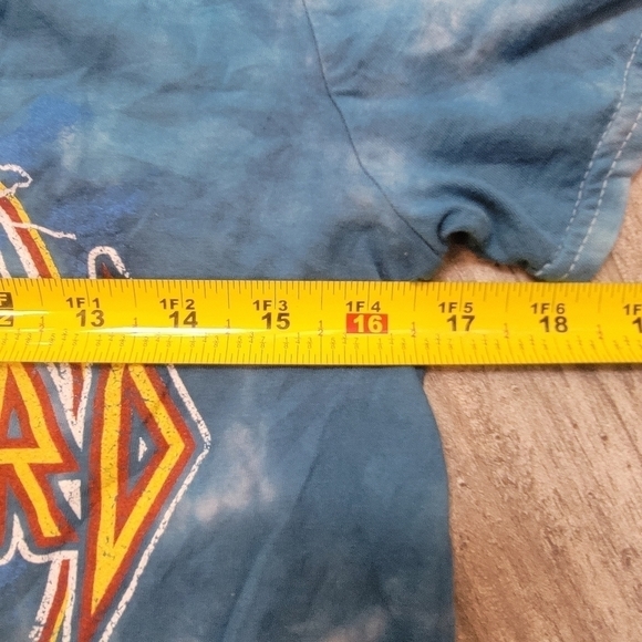 2/$20 Def Leppard Cropped T Shirt M - Picture 6 of 8